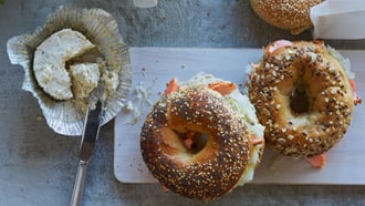 Sauerkraut-Bagel mit scharfem Lachs