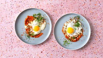 Uova con feta croccante su letto di ajvar
