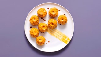 Orange Momos mit Hackfleischfüllung