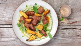 Patates douces au four sur houmous de noix de cajou