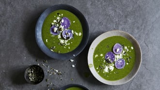 Federkohlsuppe mit blauen Kartoffeln