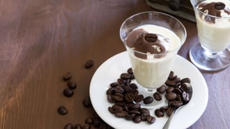 Kaffee-Panna-Cotta mit Kaffee-Schokoladen-Sauce