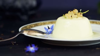 Panna cotta ai ribes con fiori di borragine
