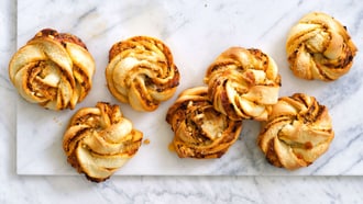 Brioche annodate al pesto rosso