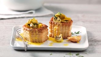Weisses Pouletragout mit Safran und Champignons