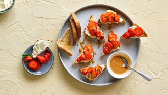 Toast con formaggio fresco e caramello al sale