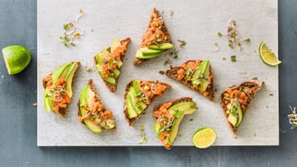 Lachstatar fixfertig mit Avocado und Sprossen