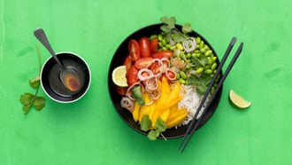 Salade de riz asiatique aux tomates et à la mangue