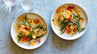 Spaghetti con barba di frate e pomodori