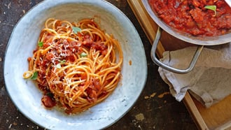 Spaghetti con salsa di luganighe e baccalà
