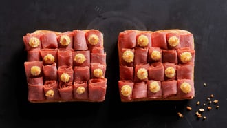 Canapè al pastrami con maionese alle cipolle rosolate