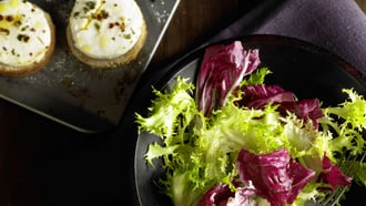 Friséesalat mit Ziegenkäse-Toasts