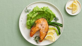 Lachs mit Frühlingszwiebeln und Kartoffel-Erbsen-Püree