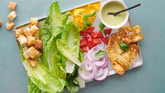 Lattichsalat mit Avocado-Dressing und Halloumi