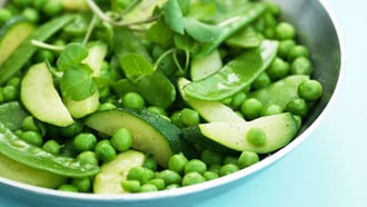 Poêlée de petits pois aux pois mange-tout et courgettes
