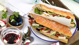 Sandwich mit Brie und Aufschnitt