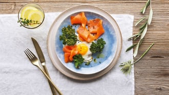 Rauchlachs mit gebackenem Federkohl und Ei
