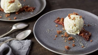 Briciole di pancetta su gelato al miele e alla senape