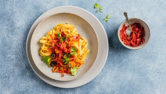 Tagliatelle avec sauce tomate au fromage frais et au salami