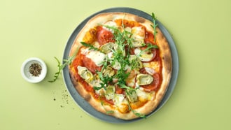 Pizza avec artichauts et roquette