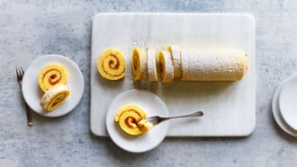Biskuitroulade mit Konfitüre