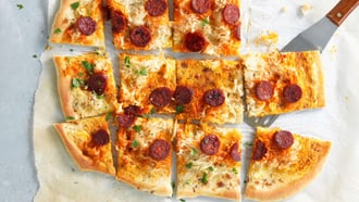Flammkuchen mit Sauerkraut und Chorizo
