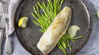 Féra sur lit d'asperges sauvages avec mayonnaise à l'estragon