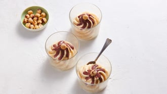 Mousse alle nocciole con salsa al cioccolato