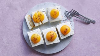 Gâteau sans cuisson décoré de faux œufs