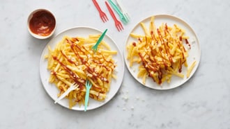 Pommes frites mit Zwiebeln und Curry-Ketchup