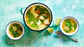 Soupe de couscous au poulet et au citron vert