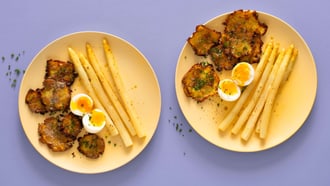 Spargeln mit Knusperkartoffeln und Ei