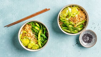 Soupe de nouilles instantanée avec légumes