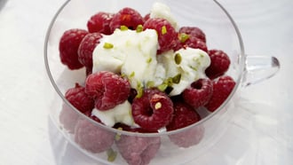 Kulfi aux pistaches avec framboises pimentées