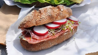 Panino alle noci con salamella