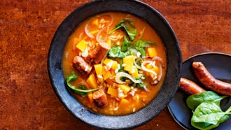 Minestrone à la courge et aux saucisses