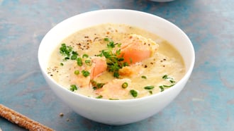 Zuppa di lenticchie e salmone con erba cipollina e crescione