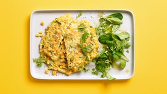 Pancake au maïs avec salade
