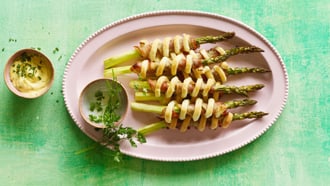 Asperges au lard en spirale feuilletée avec sauce hollandaise aux herbes express