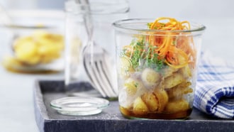Gebratener Kartoffelsalat mit Karotten