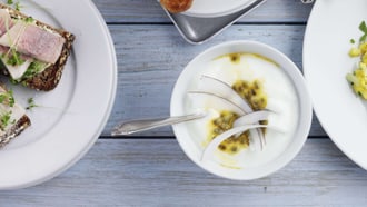 Kokosjoghurtschaum mit Passionsfruchtsauce