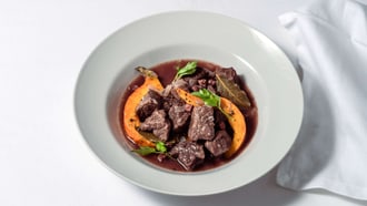 Spezzatino di manzo con vino rosso e pancetta
