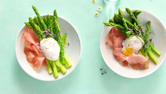 Asperges avec jambon cru et œuf poché