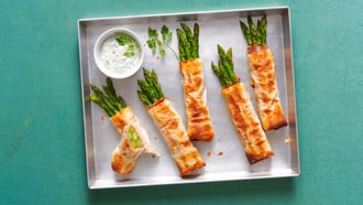 Asperges enrobées de jambon fumé et de pâte filo