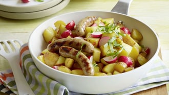 Pommes rissolées mit Radieschen und Würstchen