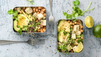 Insalata di ceci, avocado e tofu