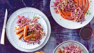 Violetter Coleslaw mit Würsten