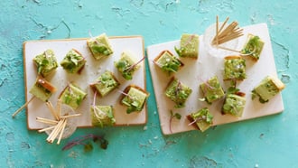 Cubes aux fines herbes sur pain grillé