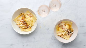Ravioli con formaggio di capra, mele e burro dorato