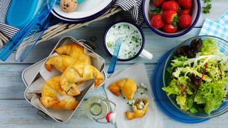 Cornetti alla carne con yogurt ai cetrioli